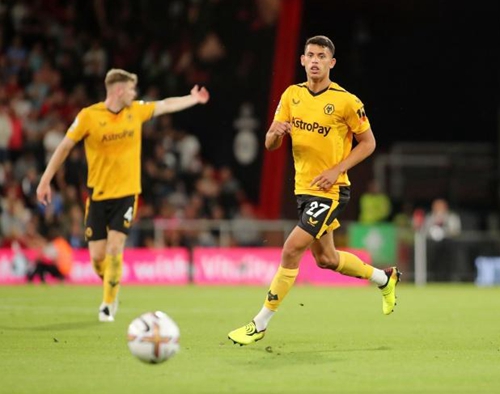 队报：卡马拉凶狠铲舍瓦利耶逃过红牌，裁判仅出示黄牌引争议（队报：卡马拉飞铲舍瓦利耶疑似红牌却仅吃黄牌，判罚引发争议）