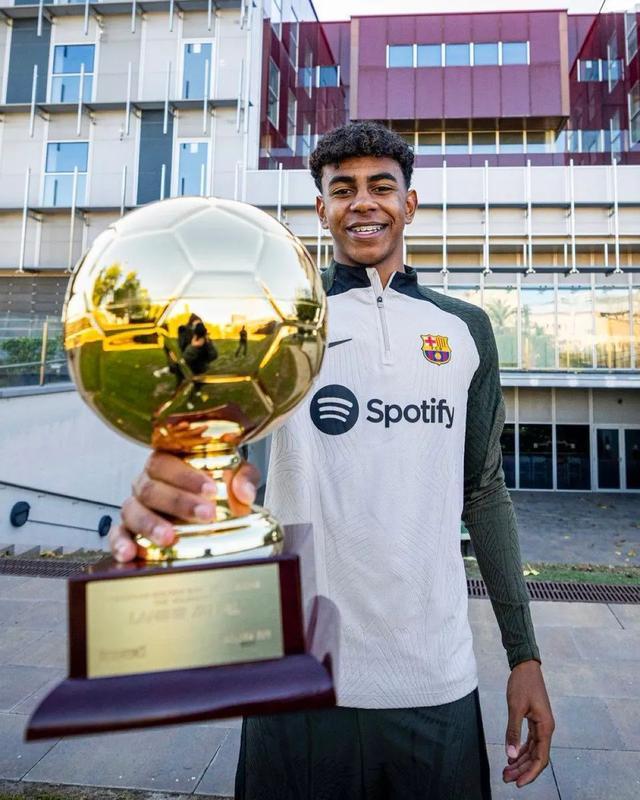 克罗斯评选历史最佳阵：C罗、大罗、小罗锋线，梅西前腰（克罗斯评出史上最佳阵容：C罗、大罗、小罗三叉戟，梅西司职前腰）