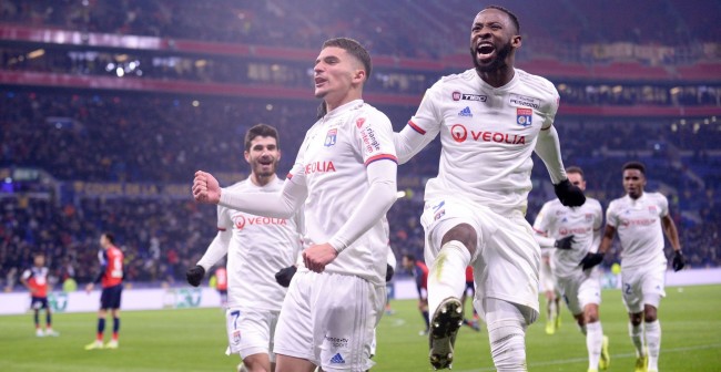 Hero扳平比分，菠萝关羽盯死敌方双c（Hero将比分扳平，菠萝关羽锁死对面双C）