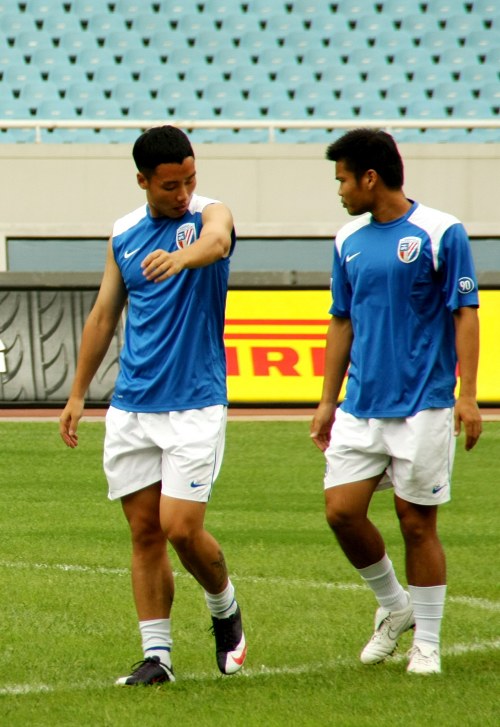 霍芬海姆3-0大胜奥格斯堡，布格尔传射，巴祖马纳-杜尔建功（霍芬海姆3-0零封奥格斯堡：布格尔传射立功，巴祖马纳-杜尔破门）