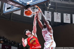 NBA半场：库里16分4板3助，勇士63-61森林狼（NBA半场战报：库里16+4+3，勇士63-61暂领先森林狼）