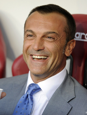 扛起球队！字母哥半场10中8，得到19分8篮板3助攻（半场统治！字母哥10投8中砍下19分8篮板3助攻，力扛全队）