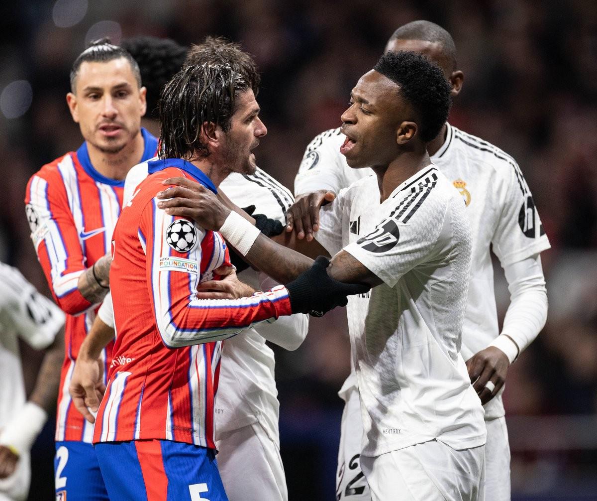 火药味！陶汉林垫脚纪卓违体犯规引刘维伟暴怒 冲到球场内质疑裁判吃T（赛场火药味十足：陶汉林疑似垫脚、纪卓违体，刘维伟怒闯场内质疑判罚被判技犯）