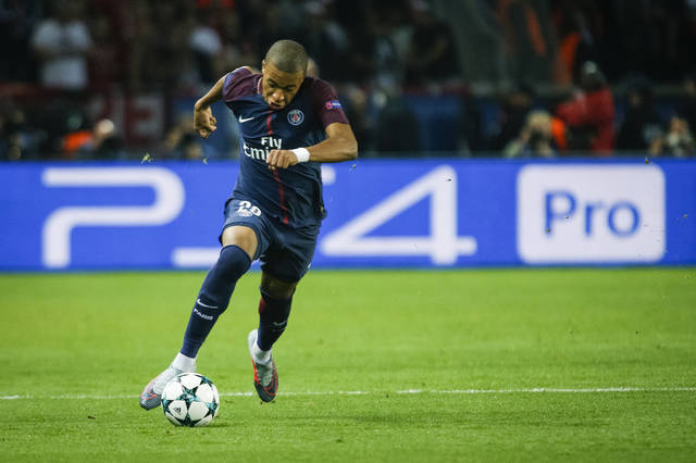 紧张与深夜会议……哈维·阿隆索的未来悬而未决（紧张升级与连夜磋商，哈维·阿隆索前途未卜）