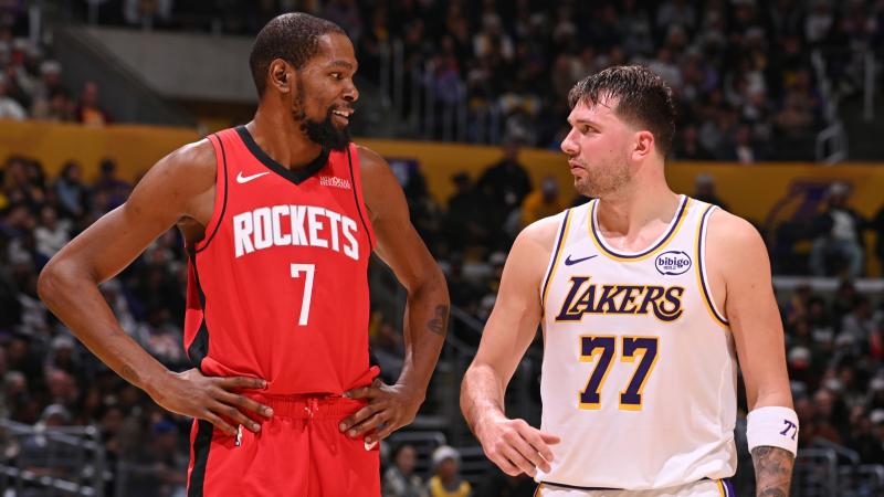 现场观赛，弗洛伦蒂诺和齐达内出席在伯纳乌举行的NFL海外赛（弗洛伦蒂诺与齐达内现身伯纳乌 观战NFL海外赛）